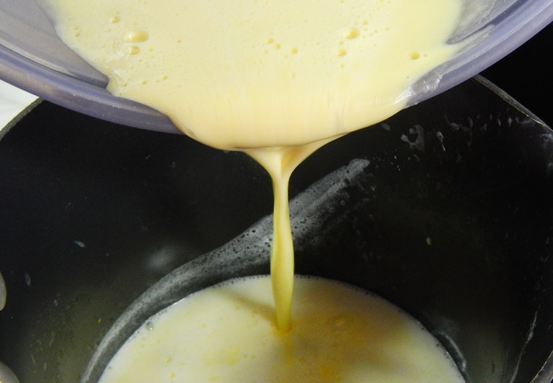 1. Этап. Пирожные Эклер: 3. Перелейте массу обратно в кастрюлю, отправьте ее на слабый огонь.