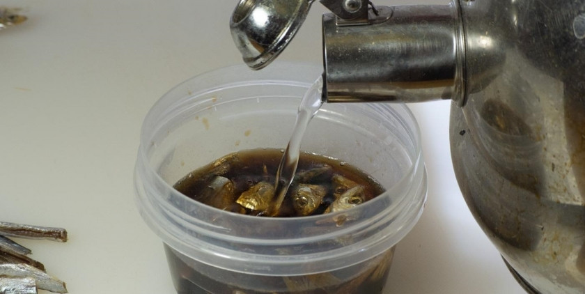 1. Этап. Тайский рыбный соус: 4. Заливаю банку с рыбой кипятком так, чтобы вода покрыла всю рыбку.