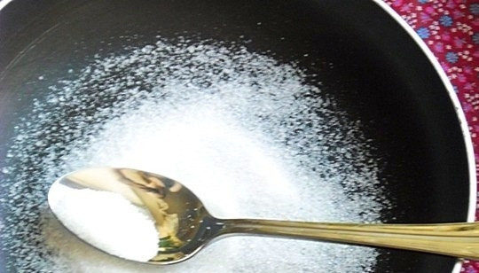 1. Этап. Карамельный соус к мясу: Возьмите сковороду с толстым дном, поставьте ее на средний огонь на плиту. Затем насыпьте в нее около пяти столовых ложек сахарного песка без горки.