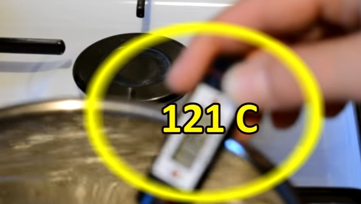 1. Этап. Белково-заварной крем для торта: 5. Перемешиваем сироп первый раз, измеряем температуру. Как только появилась отметка в 121 градусов, снимаем его с огня.