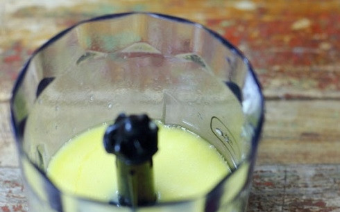 1. Этап. Салат из куринной грудки: Приготовим заправку. В чаше блендера смешаем две ложки нерафинированного ароматного масла, мед, чеснок и две столовые ложки лимонного сока.