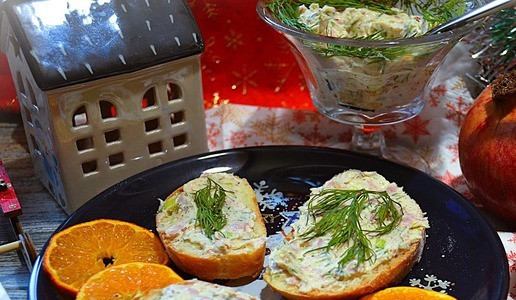 1. Этап. Масло с копчёной индейкой и зеленью: Отличные бутерброды.