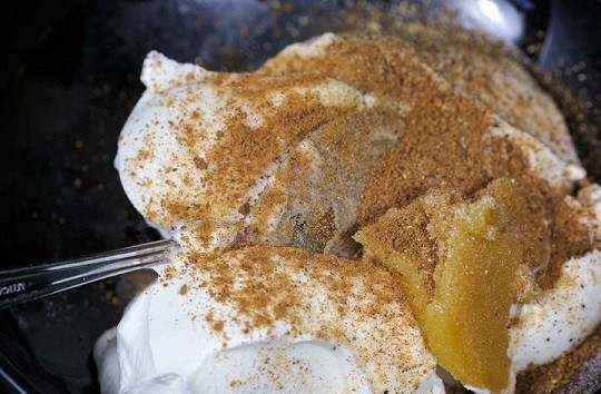 1. Этап. Печень куриная жареная с подливкой: 5. Для приготовления подливки в небольшой мисочке соедините сметану, мед, щепотку соли, перца и мускатного ореха.