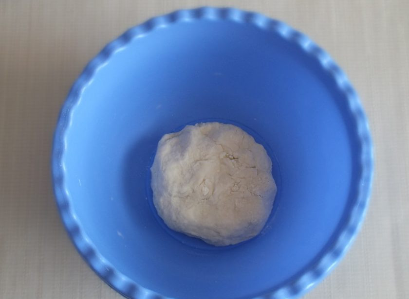 1. Этап. Выборгская сдоба: Замесите опару из 125 грамм муки, 75 мл. воды, 2 грамм дрожжей.