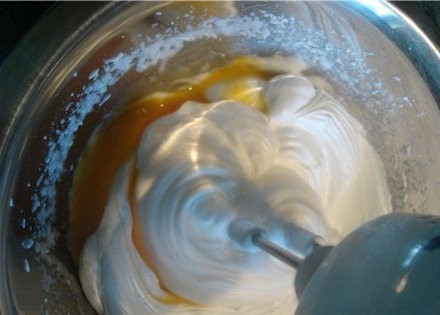 1. Этап. Воздушное бисквитное тесто: Уменьшаем скорость миксера, добавляем желтки. Хорошо перемешиваем до однородности. Долго взбивать не надо.