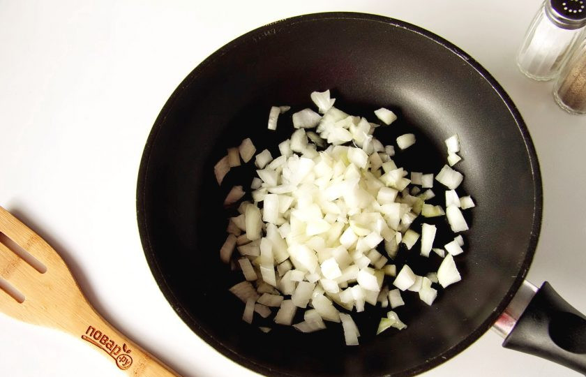 1. Этап. Заливной пирог с курицей и грибами: На сковороде разогрейте масло и выложите нарезанный кубиками лук.