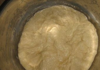 1. Этап. Дрожжевое тесто на скорую руку: Замешиваем тесто. Оно не должно быть крутым. если липнет к рукам - смажьте их слегка растительным маслом.