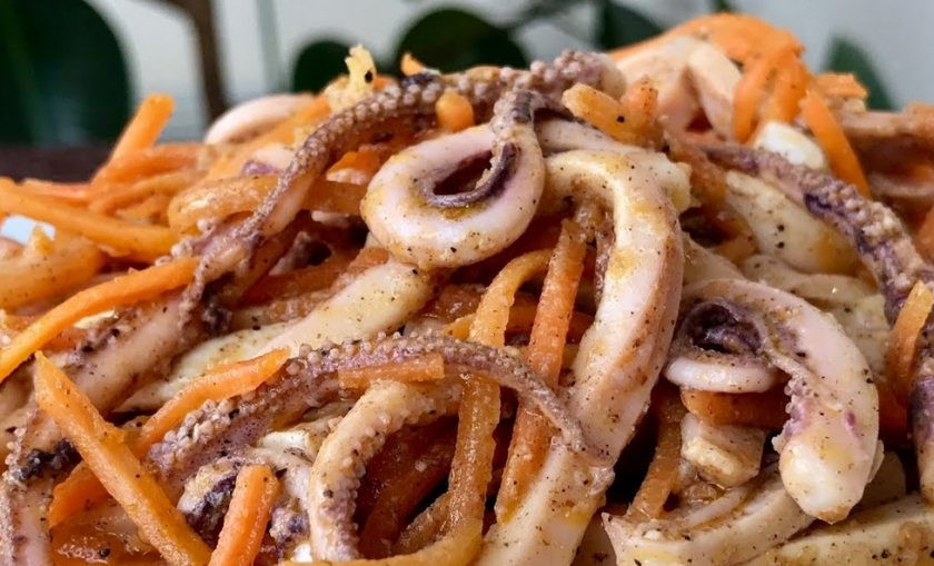 1. Этап. Салат из кальмаров с морковью по-корейски: 6. Перед подачей выдавите чеснок через чеснокодавку и перемешайте. Выложите на блюдо и сверху украсьте щупальцами.