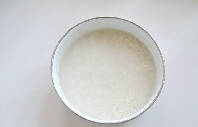 1. Этап. Диетический плов из курицы: Рис тщательно промойте в нескольких водах. Залейте горячей водой и дайте постоять 40-50 минут. Немного посолите рис.