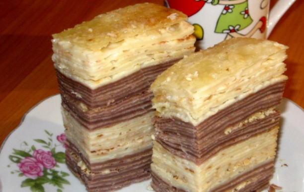 1. Этап. Блинный торт со сметаной и сгущенкой: Смазываем кремом остывшие блинчики, формируем торт. Ставим торт для пропитки в холодильник на 1 час. Приятного аппетита!