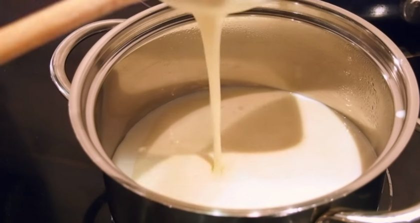 1. Этап. Муссовый торт Рафаэлло: В кастрюлю, где греется молоко с ванилью, отправляйте получившуюся массу. Постоянно и энергично помешивая, держите смесь на огне до загустения.