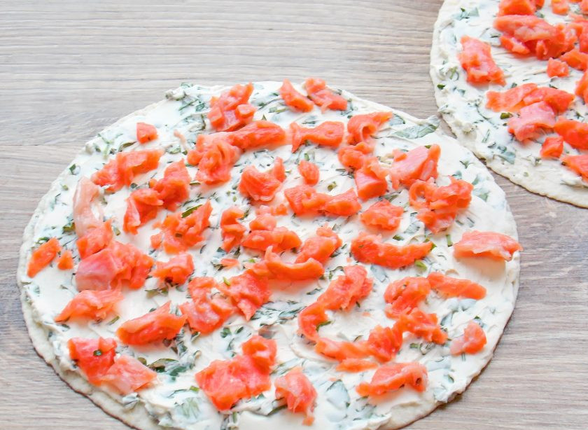 1. Этап. Тортильи с красной рыбой: Слабосоленую красную рыбу нарежьте мелким кубиком и распределите поверх сырного слоя.