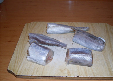 1. Этап. Тушеная рыба в майонезе: 2. Чистим и моем рыбу, после чего нарезаем ее на порционные кусочки, обваливаем в муке и немного обжариваем.