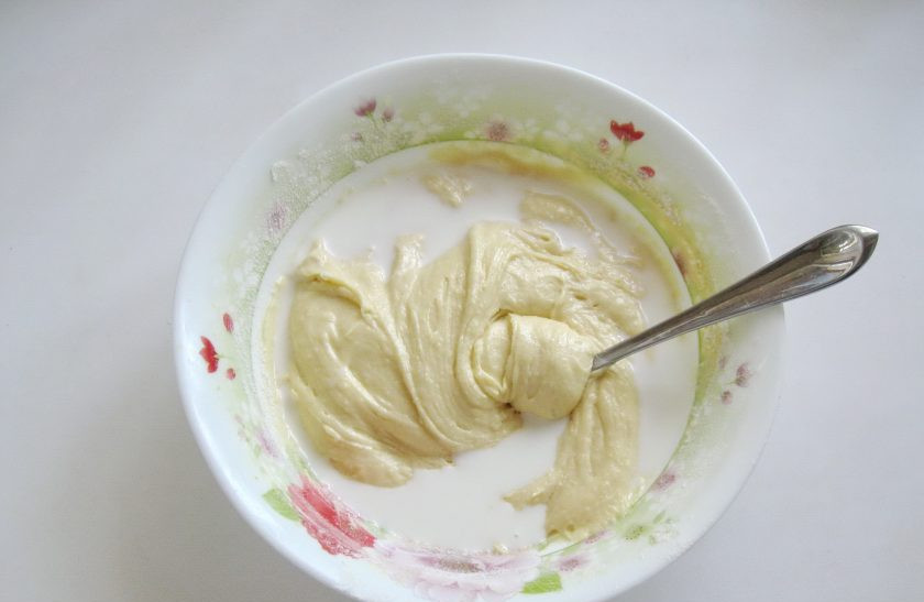 1. Этап. Апельсиново-шоколадный кекс: Затем влейте молоко и перемешайте тесто.