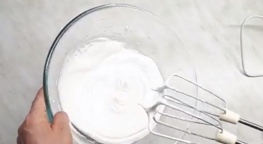 1. Этап. Торт Тирамису (пошаговый рецепт): 2. Взбейте холодные белки, постепенно взбивая сахарную пудру и увеличивая скорости взбивания. Взбитые желтки добавьте к белкам и слегка перемешайте лопаткой.