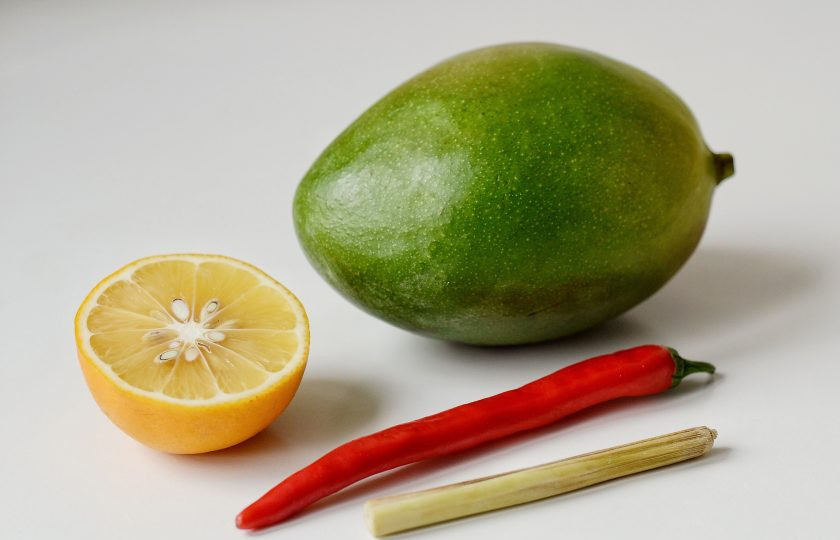 1. Этап. Острый соус из манго: Подготовьте все ингредиенты.