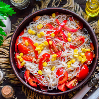 Салат с тунцом и фунчозой