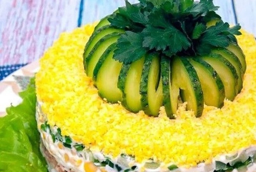 1. Этап. Салат Диана: Из второго длинного огурца ножом для карвинга вырезать украшение для салата в виде спирали. Если нет ножа, то можно украсить салат по своему вкусу, либо в середину огурца воткнуть деревянную палочку, и, держа нож под небольшим углом, надрезать огурец насквозь спирально до центра, поворачивая палочку по ходу разреза.