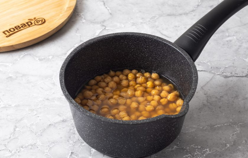 1. Этап. Колбаса из нута: Варите нут в кипящей воде с щепоткой соды около часа до мягкости. Полностью остудите. После нут откиньте на сито. Воду, в которой он варился тоже сохраните.