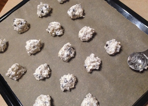 1. Этап. Легкое печенье с кокосом, орехами и шоколадом: 8. И теперь выкладываем маленькими порциями (очень удобно выкладывать круглой ложечкой для мороженого) на противень, застеленный пергаментной бумагой.