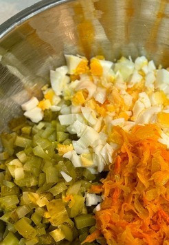 1. Этап. Салат Покоритель сердец: Добавить остывшие овощи