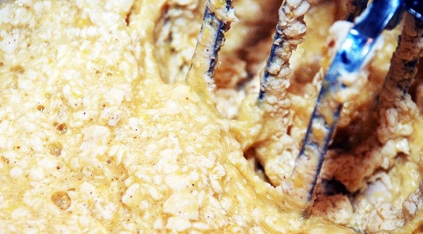 1. Этап. Пирог Кудрявый: 1. Перед тем как приготовить пирог кудрявый, достаньте сливочное масло из холодильника, нагрейте его до комнатной температуры. Положите в емкость масло, насыпьте сахар и ванилин. Все хорошо перемешайте. Можно для этого использовать миксер. Возьмите яйца, разбейте их. Влейте в емкость и перемешайте миксером. У вас должна получиться масса, напоминающая крем.