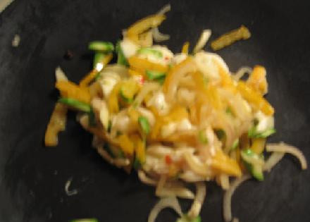 1. Этап. Вуду Фрикасе: Ингредиенты гарнира: немного зеленой и белой спаржи, 1 желтый помидор (мелко нарезанный), 1 луковица (мелко нарезанная), немного маринованного моцарелла (мелко нарезанный), соль, перец, оливковое масло и свежий моцарелла. Сыр начиная таять должен держать все ингредиенты вместе.