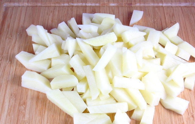 1. Этап. Картофель тушеный в горшочке: Картофель порезать брусочками.