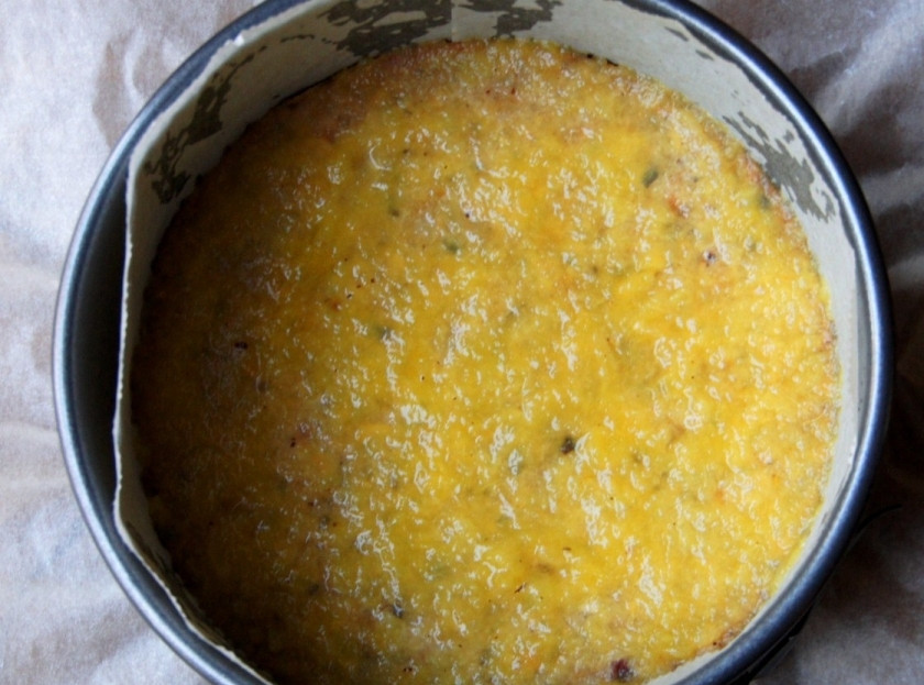 1. Этап. Ванильный чизкейк: Через 20 минут после выпекания, достаньте основу, залейте её абрикосовым джемом и поставьте обратно в духовку ещё на 10 минут. Уменьшите огонь до 150 градусов.