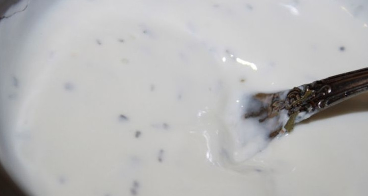 1. Этап. Салат из лосося горячего копчения: 5. Для того чтобы заправить салат, соедините йогурт, лимонный сок и несколько душистых трав.