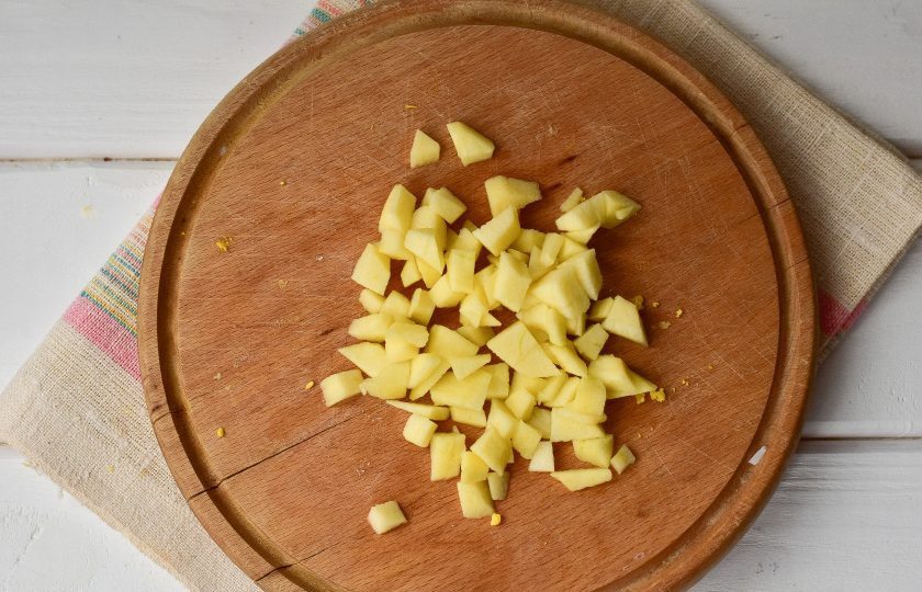 1. Этап. Салат Марсель с крабовыми палочками: Яблоко вымойте, очистите и нарежьте.