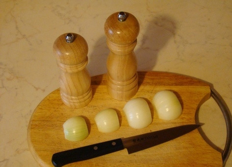 1. Этап. Котлеты по-албански: Лук мелко порезать.