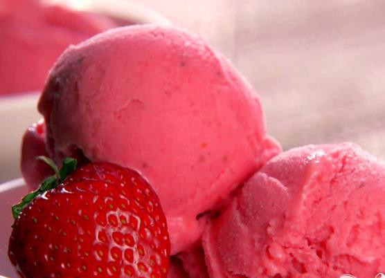 1. Этап. Клубничный замороженный йогурт: 3. Охлажденную смесь взбивайте до пены в течение 12-15 минут (она должна увеличиться в объеме), а после сразу вылейте в емкость для мороженого и поставьте в морозильную камеру, где температура не выше -16 градусов Цельсия. Через 24 часа потрясающе вкусный замороженный клубничный йогурт готов к подаче на стол.