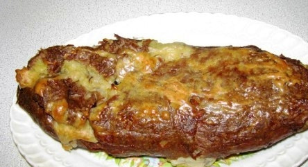 1. Этап. Мясной рулет с картофелем: За 10 минут до конца готовки аккуратно снимите фольгу, чтобы мясной рулет немного подрумянился. Еще можно смазать вверх яйцом. Когда верх немножко зажарился, наш мясной рулет с картофелем готов. Подавайте на стол в горячем или холодном виде.