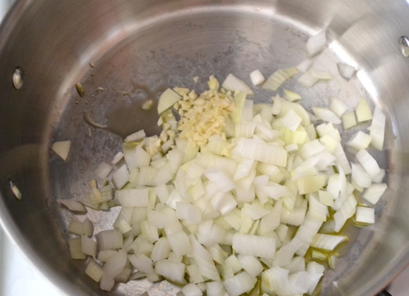 1. Этап. Тушеные овощи с чечевицей: 1. Почистите чеснок и лук. Нарежьте кубиками лук, а чеснок измельчите. Положите лук и чеснок в кастрюлю с разогретым оливковым маслом и готовьте на среднем огне пока лук не станет мягким.