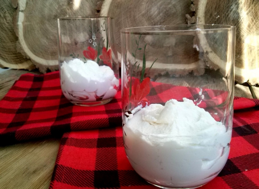 1. Этап. Творожно-малиновый десерт: Разложите половину творожного крема в порционные стаканы или креманки. Удобно выкладывать с помощью кондитерского мешка.