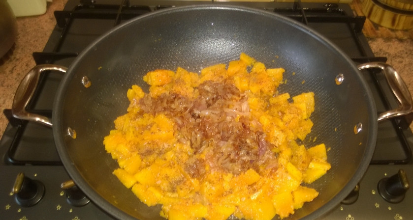 1. Этап. Тыква, жаренная с луком: 6. Положите ее всю в чистую сковороду (без масла) и, помешивая, 