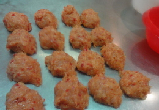 1. Этап. Куриные биточки: Делим весь фарш на 16 равных частей.