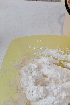 1. Этап. Кофейно-ореховый чизкейк в рожке: В сырно-сливочную смесь при постоянном помешивании тонкой струйкой влить желатиновый раствор и хорошо перемешать