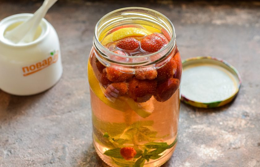 1. Этап. Компот из клубники Мохито на зиму: Верните компот в банку.