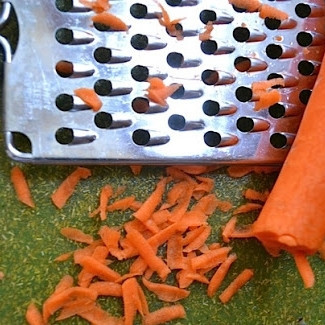 1. Этап. Овощной салат с макаронами: Морковь натираем на крупной терке.