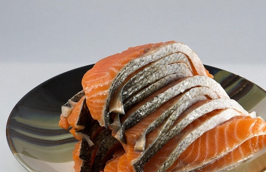 1. Этап. Рыба в рассоле: 1. Для начала вымойте, обсушите и нарежьте тонкими ломтиками рыбу.