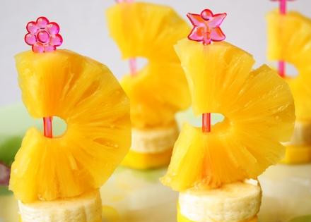 1. Этап. Канапе для детей: 4. Если торжество выпало на зиму, многообразие ягод и фруктов не может порадовать. Тогда стоит подумать о том, как сделать канапе для детей из консервированных фруктов. Прекрасным сочетанием будет персик, ананас и свежий банан. Половинки ананаса смотрятся на шпажке потрясающе. Можно дополнить такие канапе кусочком киви, например.