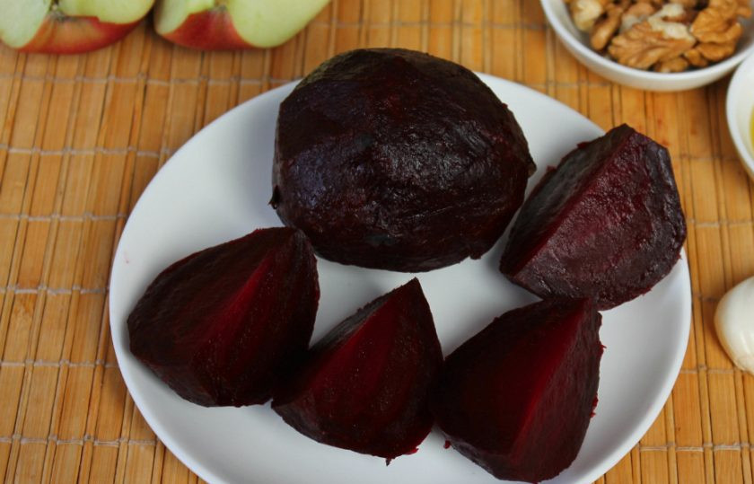 1. Этап. Свекольная икра с яблоком: Свеклу, предварительно, целиком запекаем в духовке, затем, остужаем, чистим и разрезаем на куски.