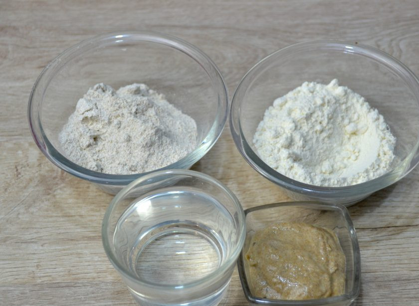 1. Этап. Бездрожжевой хлеб Стройный: Для приготовления опары подготовьте 30 грамм ржаной закваски, 100 мл. теплой воды, 50 грамм пшеничной муки и 50 грамм ржаной муки.