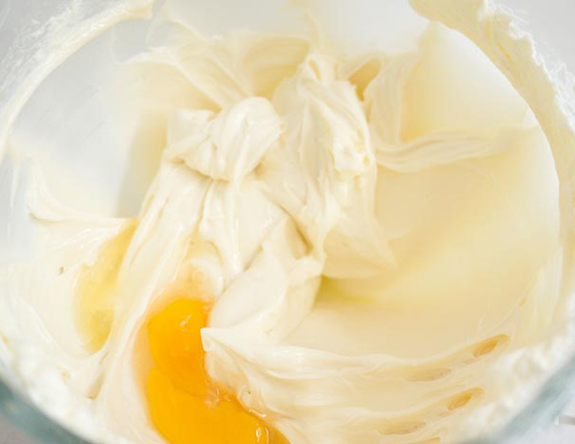 1. Этап. Вкусный чизкейк: Поочередно добавляйте яйца и взбивайте на средней скорости.