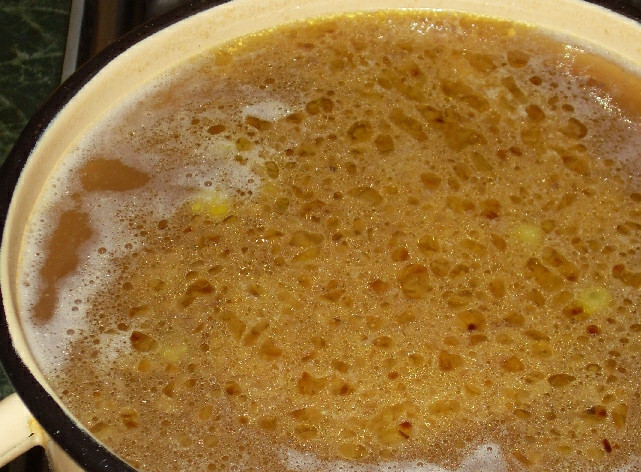 1. Этап. Суп с грибами и сыром: Затем добавьте в суп зажарку из лука, моркови и сельдерея и варите 5 минут.