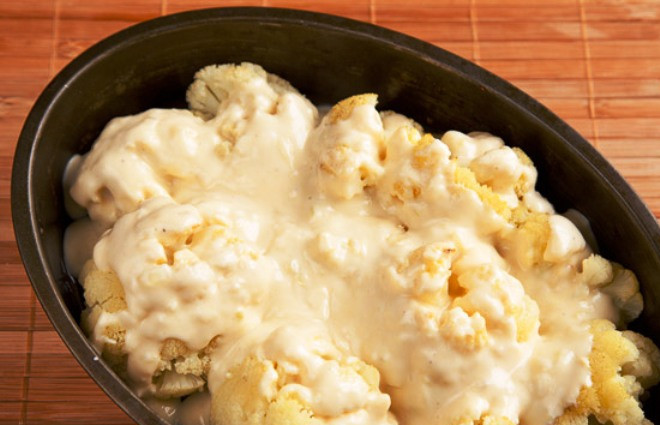 1. Этап. Цветная капуста с маслом: Выньте капусту из духовки и залейте соусом.