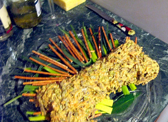 1. Этап. Салат Тигр: Теперь выкладываем салат и придаём ему форму косточки.