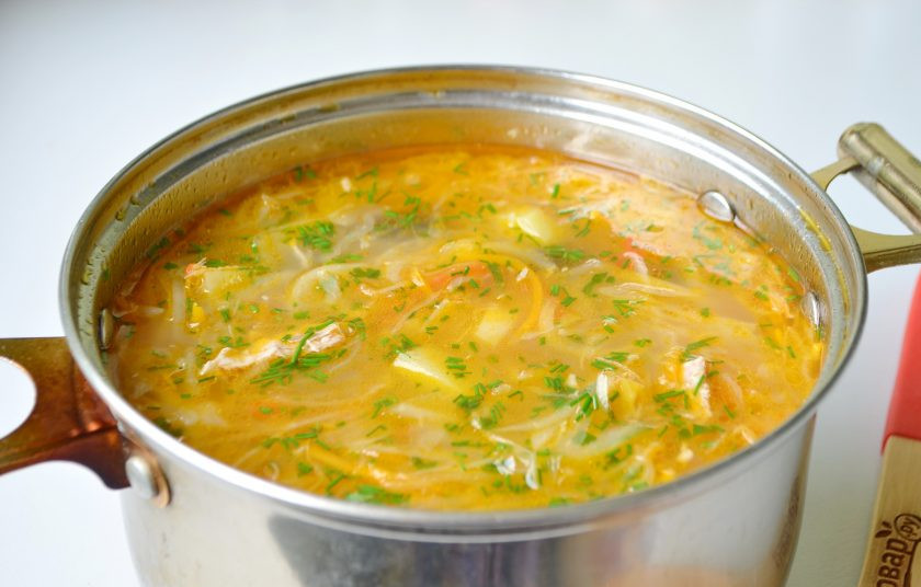 1. Этап. Щи со свежей капустой и фасолью: 7. Заправьте суп зеленью или пряными травами и снимите с огня.